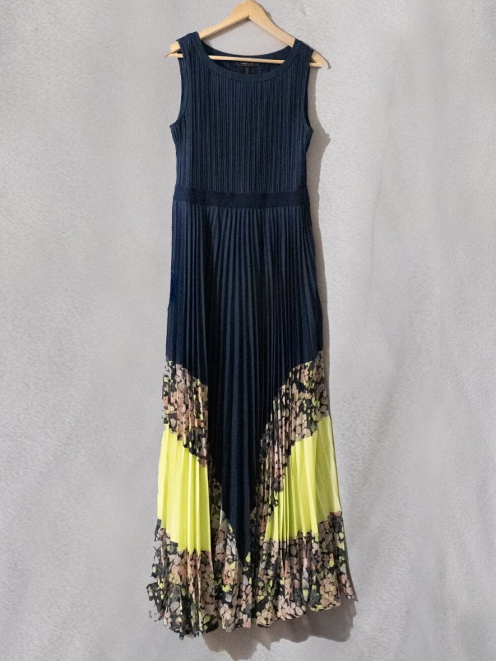 BCBGMAXAZRIA Mônica Pleated Maxi Dress Navy, Yellow and Floral Women Size Med